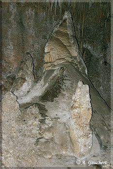 Stalagmiten mit Blitz